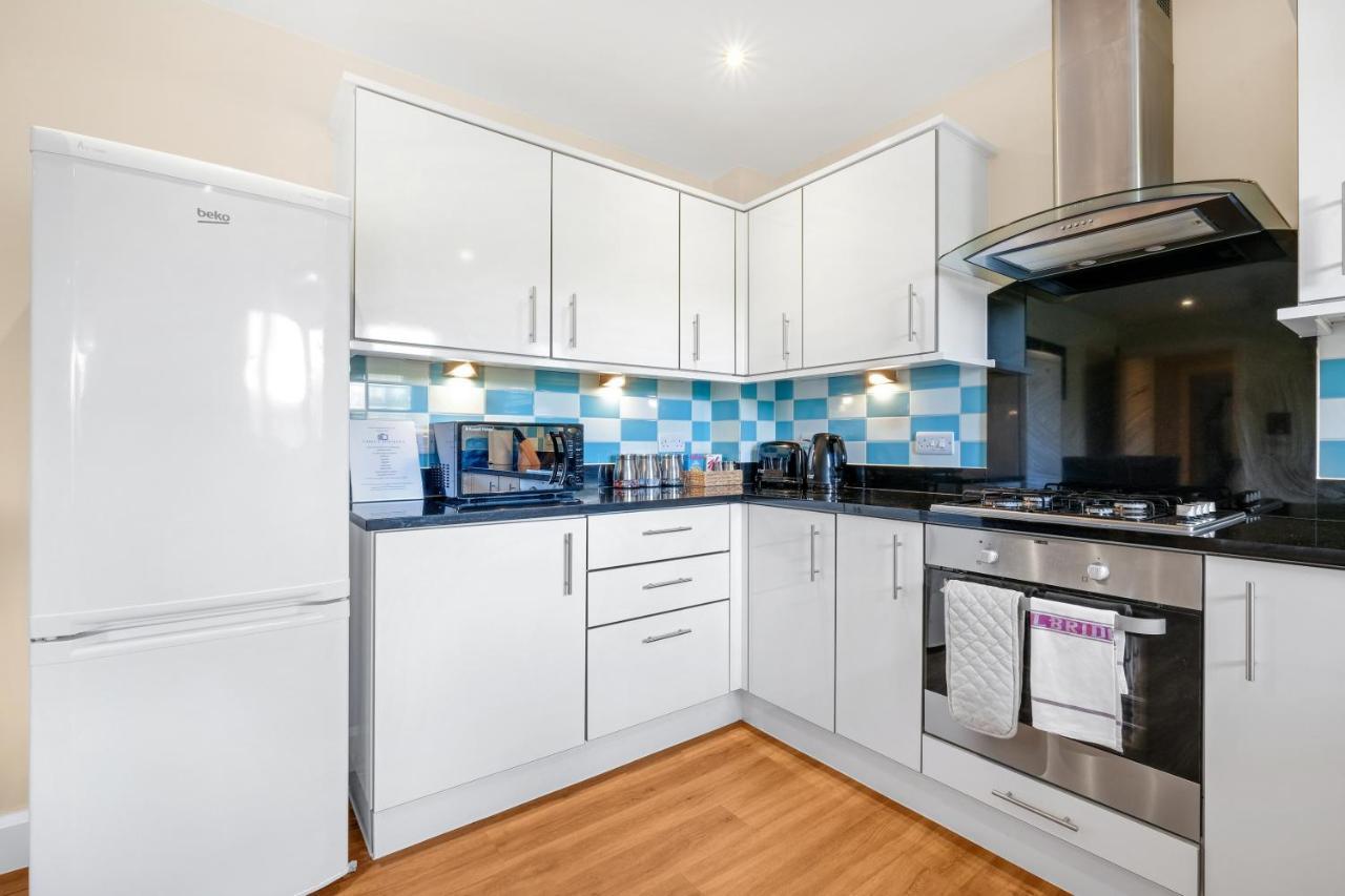 London Heathrow Living Serviced Apartments By Ferndale Stanwell Exterior photo