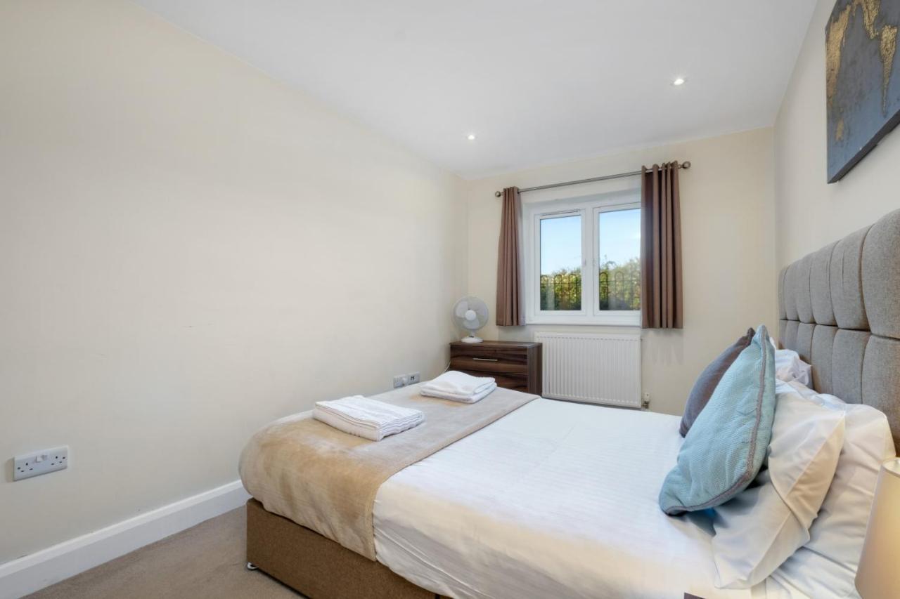 London Heathrow Living Serviced Apartments By Ferndale Stanwell Exterior photo