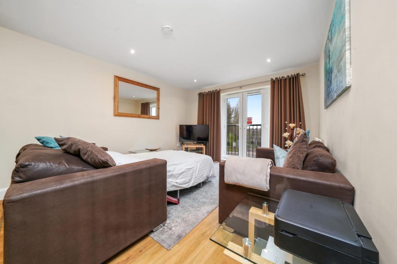 London Heathrow Living Serviced Apartments By Ferndale Stanwell Exterior photo