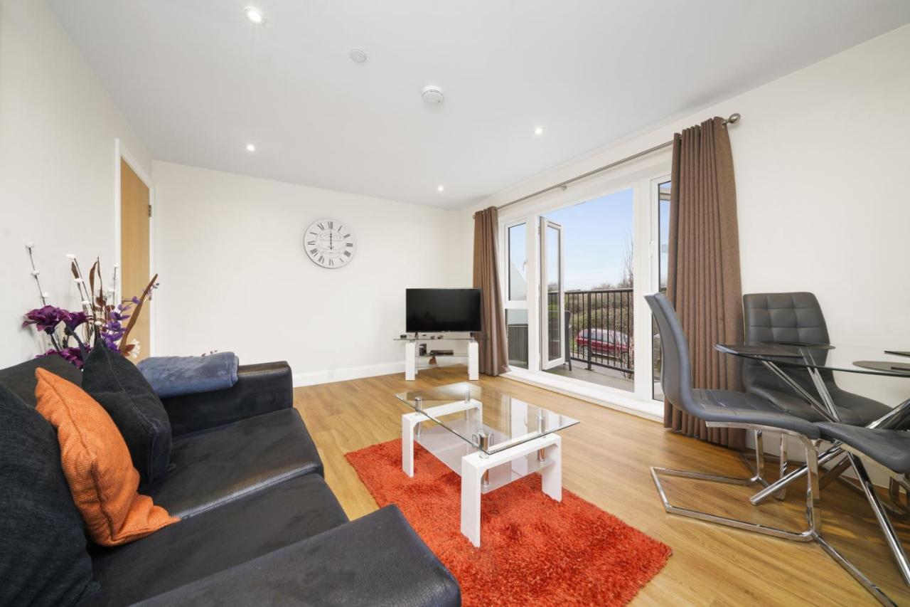 London Heathrow Living Serviced Apartments By Ferndale Stanwell Exterior photo