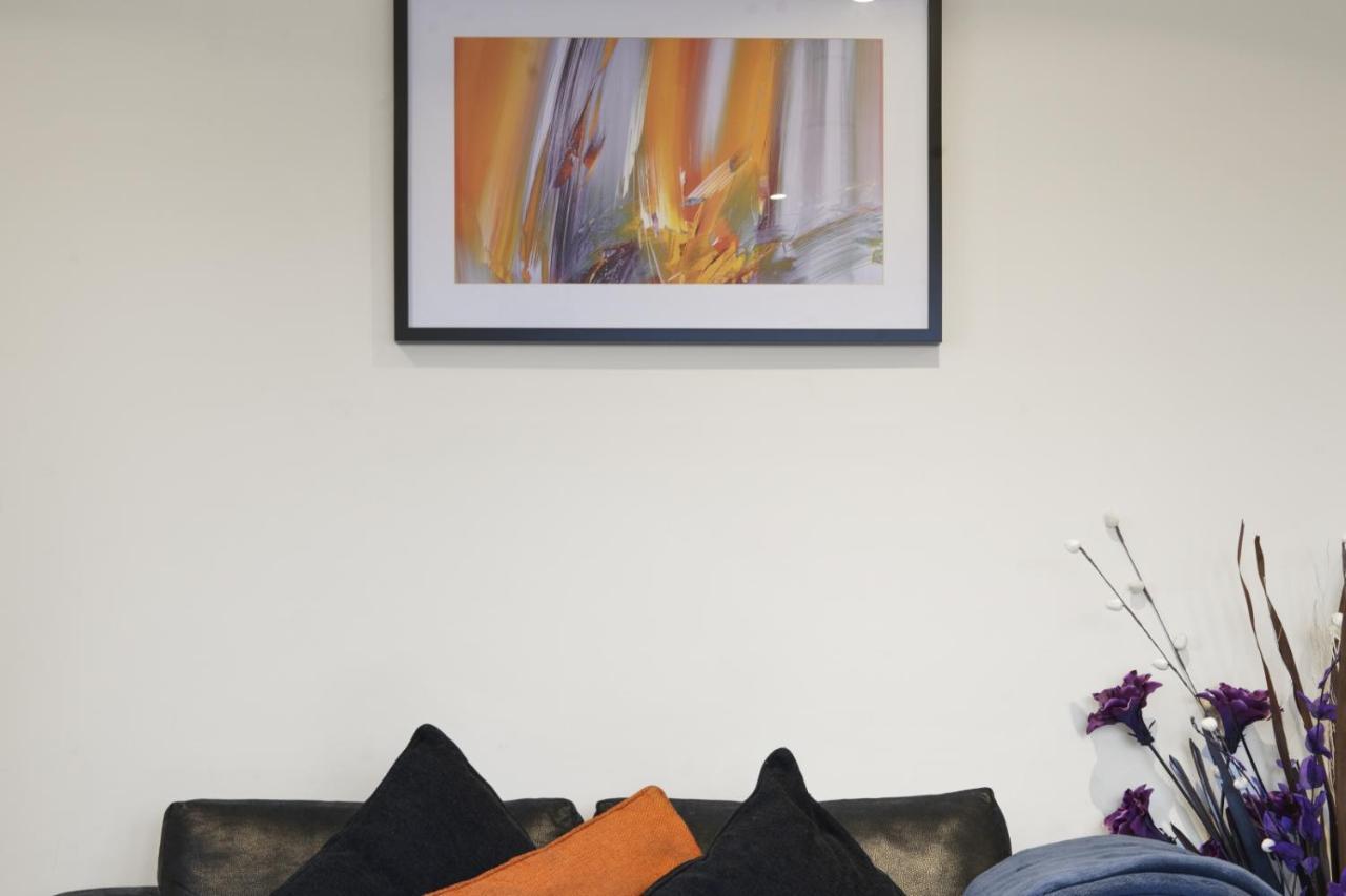 London Heathrow Living Serviced Apartments By Ferndale Stanwell Exterior photo