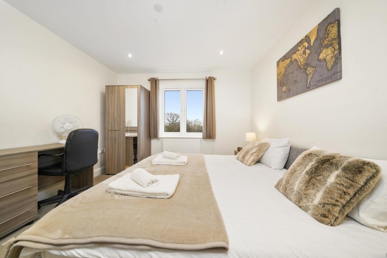 London Heathrow Living Serviced Apartments By Ferndale Stanwell Exterior photo